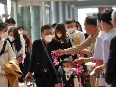 赴泰国与日本的中国乘客切身体验：有欢迎横幅，也有核酸检测！