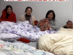 10兄妹过年回家打地铺挤一屋，父亲拍视频“炫耀”