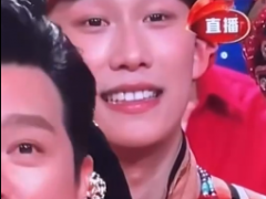 微笑19秒群演小哥火了:平时也这么笑 网友:平常就是职业假笑