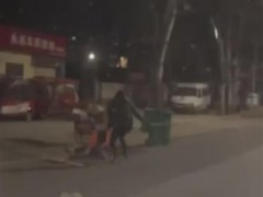 女子深夜手持铁棍殴打环卫工人，警方已介入 正在抓人