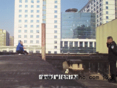 “我给你放60年代老歌吧！”男子想跳楼，民警却在一旁放起歌 那飞身一扑太帅了