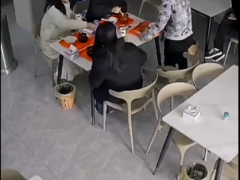 女子乞讨未果抢客人饭菜 店主无奈报警