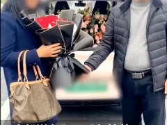 一女子退休丈夫送车送花 连退休都搞得这么浪漫！酸死了！