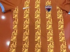 曝深圳队新赛季主场球衣,网友直言一人一把桃木剑就可以施法了