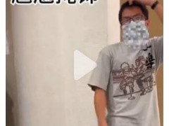 上海一男子偷窥女厕被抓 商场方面已将男子交给了警方处理