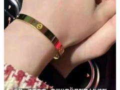 女生为哄男友偷闺蜜手镯卖钱后给男友买新手机