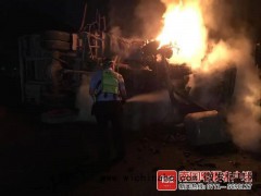 货车被追尾司机竟在大睡：后车起火被烧成空壳