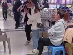 妻子买衣服丈夫要求退款：那是我的钱 妻子：离婚