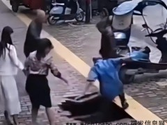 突发!人行道路面塌陷围观老人掉坑中 消防部门将其顺利救出