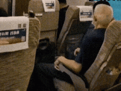 老人高铁连踹7脚后续：扬言把小伙关进牢，退休干部身份疑被扒！