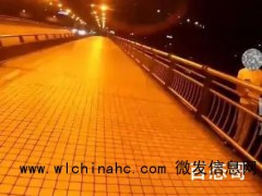 轻生男子递烟被民警飞身拽回 到底是怎么回事