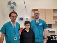 男孩体内断头后接回头部 手术一个月后,这名男孩已经能自行行走