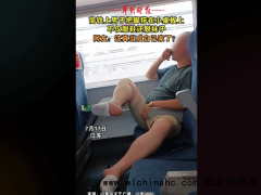 男子高铁脱鞋脱袜把脚放小桌上 网友直呼:真没有素质,隔着屏幕都闻到味道了
