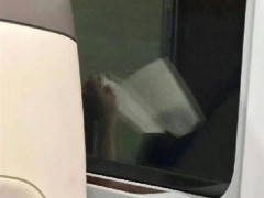 网友高铁站遇迪丽热巴,大热天给粉丝买水喝获赞