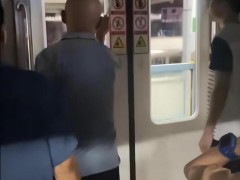 轻轨突发故障大爷砸玻璃 客服：具备开门条件才能开门，窗户被砸需界定是否赔偿