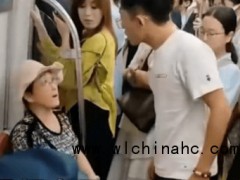 大妈地铁骂孕妇引发争执，辱骂怀孕女孩是猪不要脸！