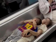 女子地铁占座让小孩横坐,乘客怒斥:为什么孩子不能一个人坐?