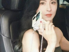 张柏芝现身米兰街头，穿抹胸皮裙秀傲人身材