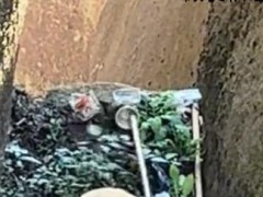 天柱山环卫用棍子将垃圾捅下山惨遭辞退 扣除当月绩效工资