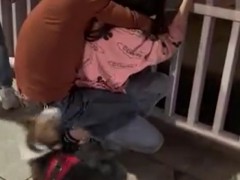 临沂一路人死死抱住欲跳桥女孩 拍摄者：后来女孩被警察接走