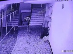 男子凌晨趴公寓门口鬼鬼祟祟 疑似偷听