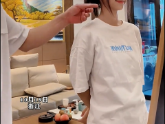 女儿出门前弄流行发型爸爸不满,两人在发型上拉扯半天