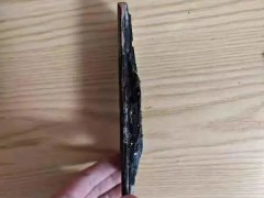 女子称凌晨被手机自燃烧伤脚部 荣耀回应