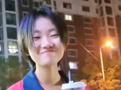 父亲半夜赶去看崴脚女儿 给女儿用白酒搓脚，网友：这个世上最爱你的男人，永远是父亲！