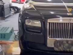 劳斯莱斯年审时被拉爆缸!工作人员:汽车已有十年车龄 目前已拉去维修等待结果