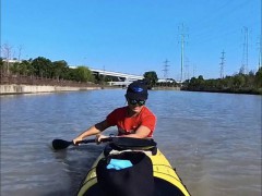 男子划船上班引热议 有关部门回应