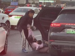 疑似夫妻吵架，男子强行将女子和小孩拖出保时捷 交警：危险、违法