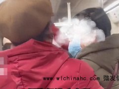 小伙因未让座被老人围攻辱骂 网友：呼叫地铁判官！