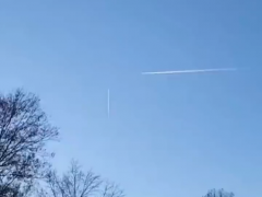 网友拍下两架飞机轨迹相交画面：偶然相遇却又完美错开