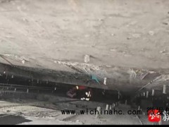 男孩在天台打雪仗失足坠落6米多深的两楼间隙，消防人员紧急救援