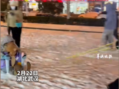 武汉下雪后小区门口秒变滑雪场 网友:武汉夏天皮划艇,冬天滑雪撬
