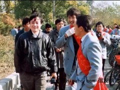 娃哈哈员工忆宗庆后：年会挨桌敬酒 为人平易近人给员工鼓励打气