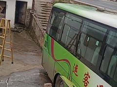 贵州一客车失控“冲”入农家院 当地交警:原因还不清楚