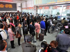 大学生抢不到车票报旅游团返校