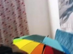 广东回南天孩子淡定撑伞睡觉：天花板全是水珠 怕孩子淋湿感冒