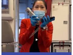 飞机延误乘务长唱歌补偿霉霉歌迷 现场秒变大合唱