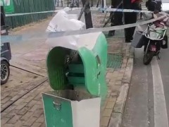 环卫工在垃圾桶内捡到30万现金 警方介入调查