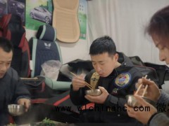 家人反对夫妇却坚持收留智力障碍小伙16年:只希望他平安开心