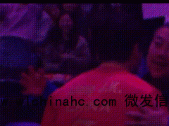 刘国梁拍了拍梁靖崑，大胖腼腆的笑了！随后，刘国梁给梁靖崑复盘