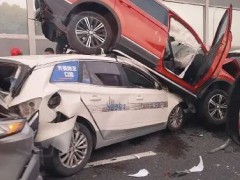上海外环近莘庄立交5车追尾2人受伤 一轿车被顶起