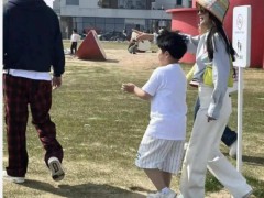 佟丽娅带8岁儿子度假，看起来心情很不错