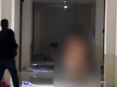 高校回应女子一丝不挂大闹男生宿舍：系校外人员 警方已介入调查