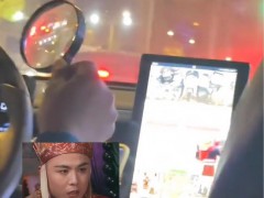 出租车司机用放大镜看平板 乘客:还是第一次见