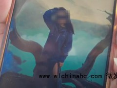 中国游客在印尼坠亡 丈夫悲痛撞墙 崖边拍照酿惨剧