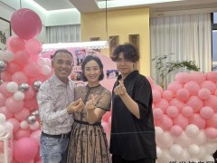 53岁港姐梁佩瑚晒照庆祝结婚8周年 爱满豪宅，温馨共舞人生