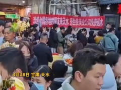 天水表情包大叔靠麻辣烫追星成功 与演员黄轩同框互动